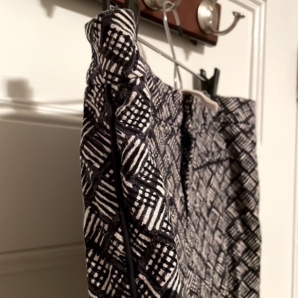 Anthropologie Patterned Cropped Pants - size 12 - Picture 4 of 6